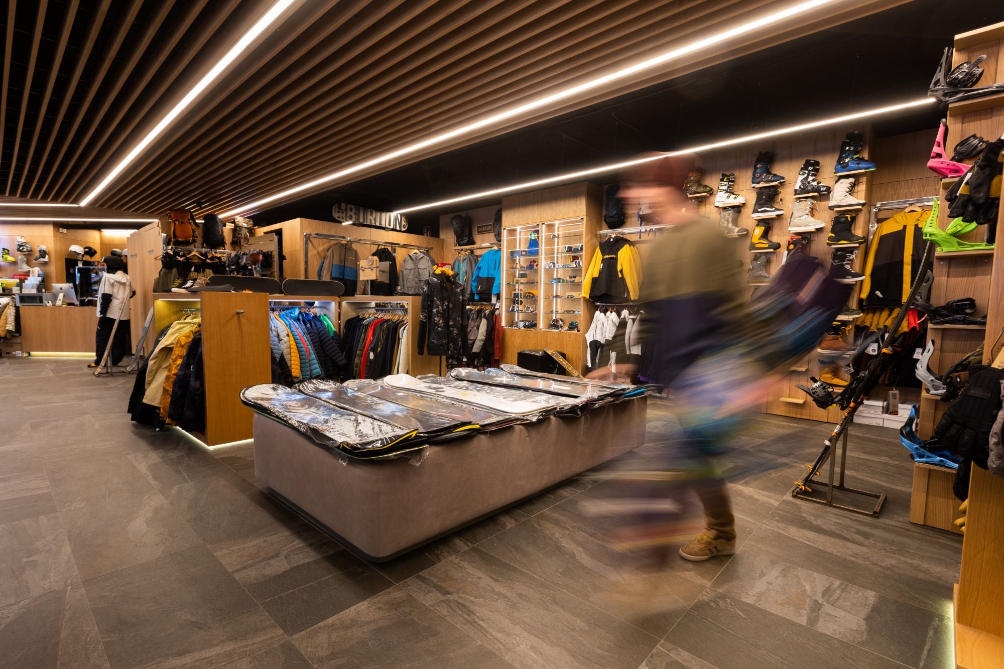 Interior de la tienda Surfin con material de snow y ropa